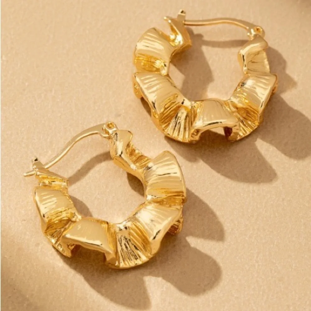 Gold Textural Petal Flower (5017)